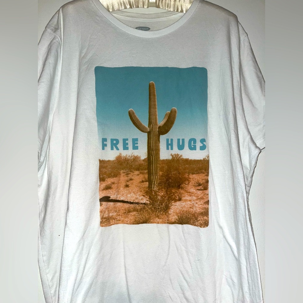FREE HUGS GRAPHIC TEE SIZE XXL